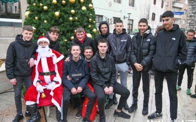 Mirisi tradicije i dobrote ispunili Trg: Održan humanitarni sajam “Ususret Slatkom Božiću”